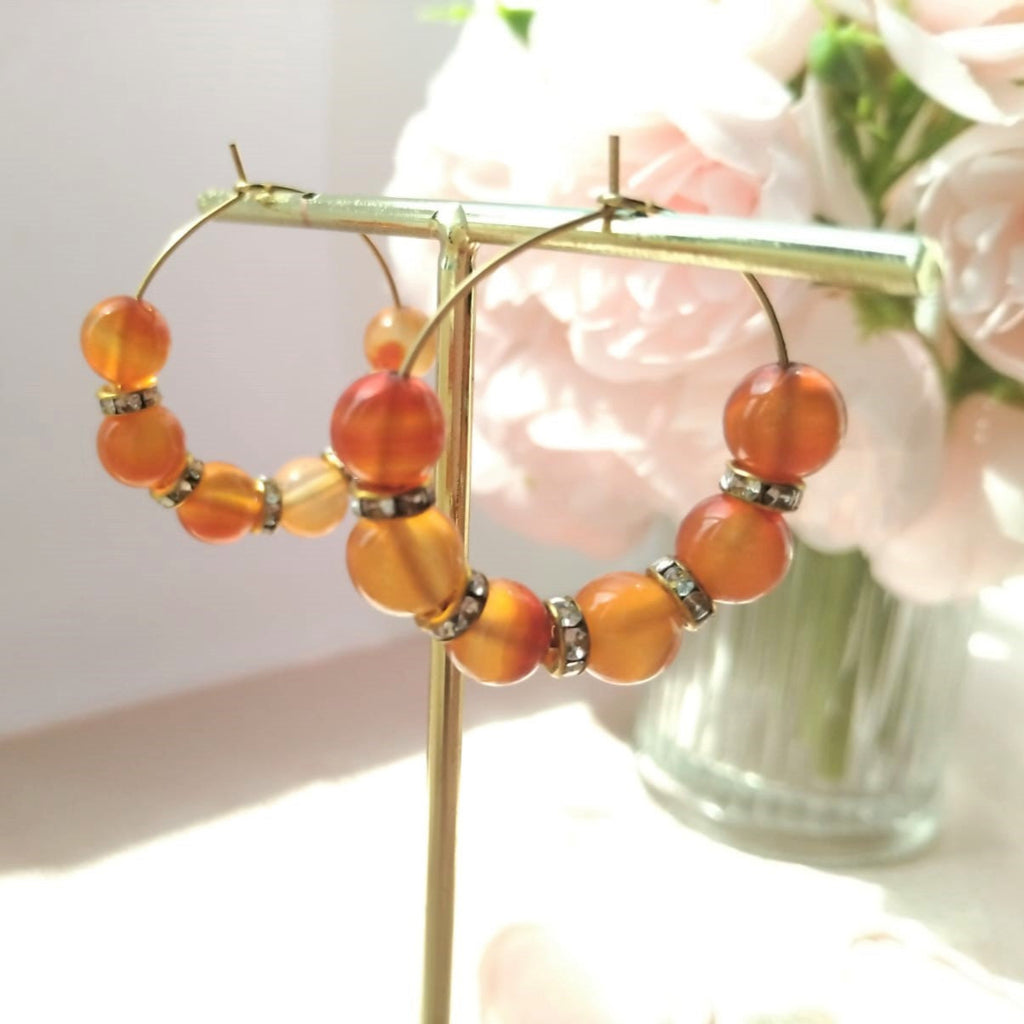 boucles d'oreilles créoles  8mm ornées de cornaline et intercalaire strass