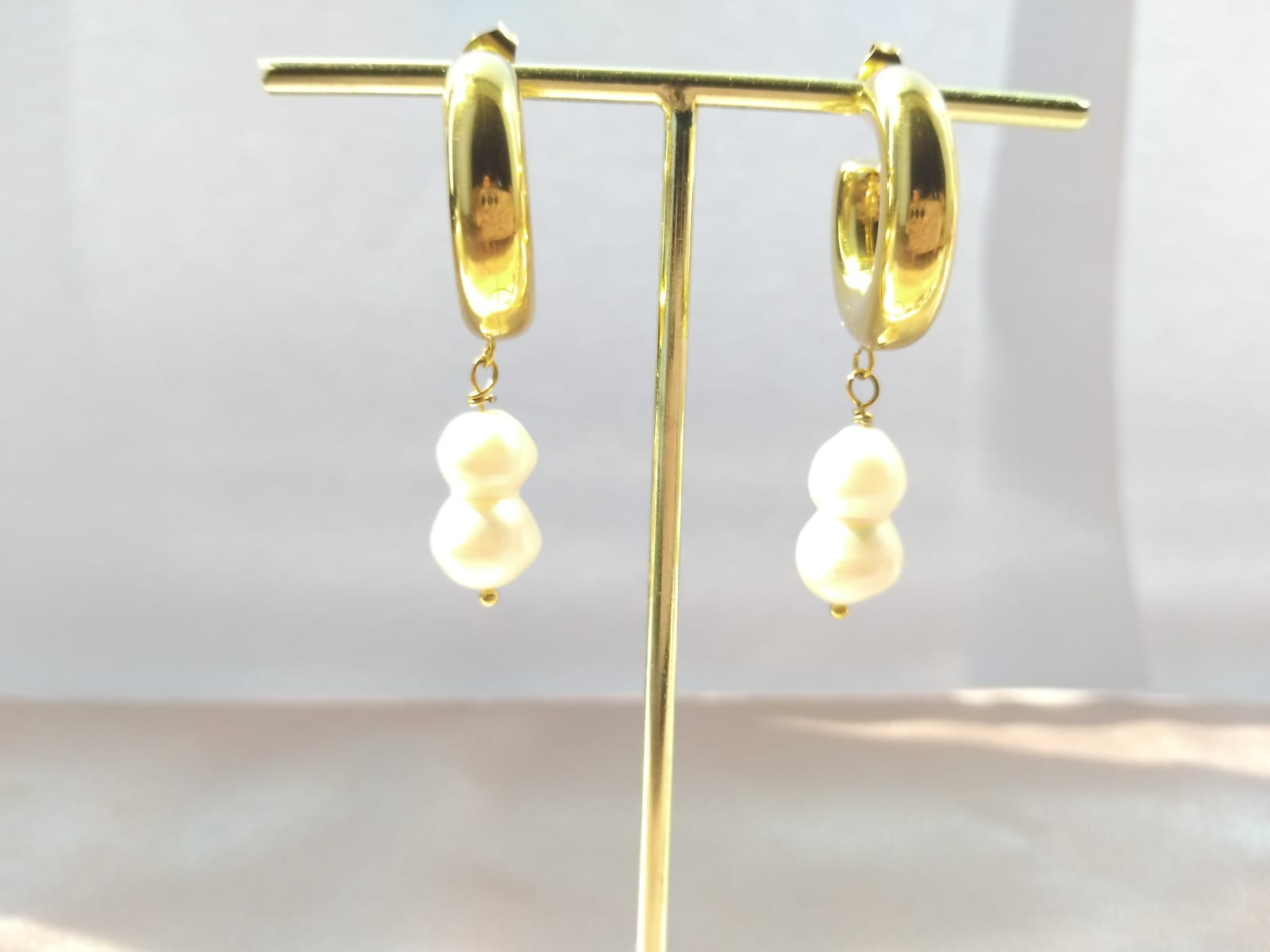 Boucles Perléa – perles de culture suspendues sur créoles dorées