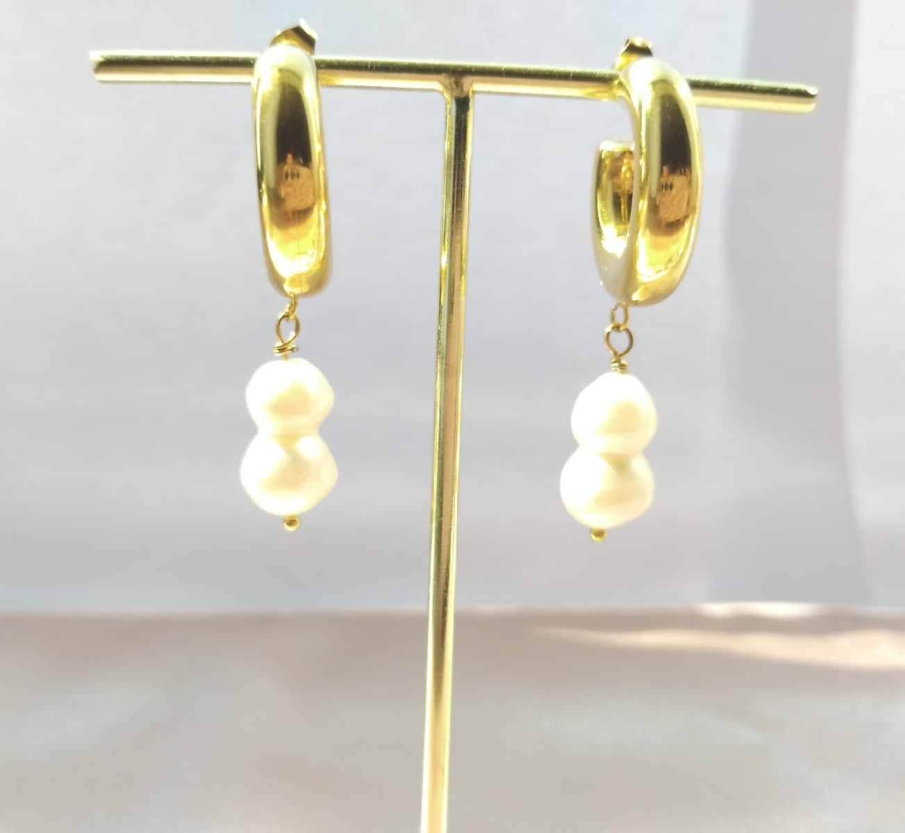 Boucles Perléa – perles de culture suspendues sur créoles dorées