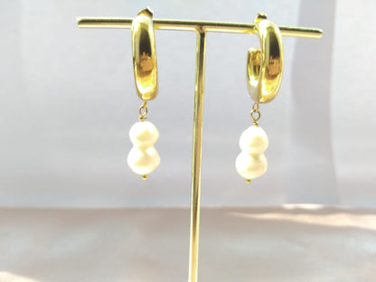 Boucles Perléa – perles de culture suspendues sur créoles dorées