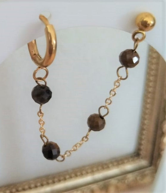 Boucle d’oreille asymétrique en œil de tigre doré, chaîne fine goldfilled, création artisanale vendu à l'unité