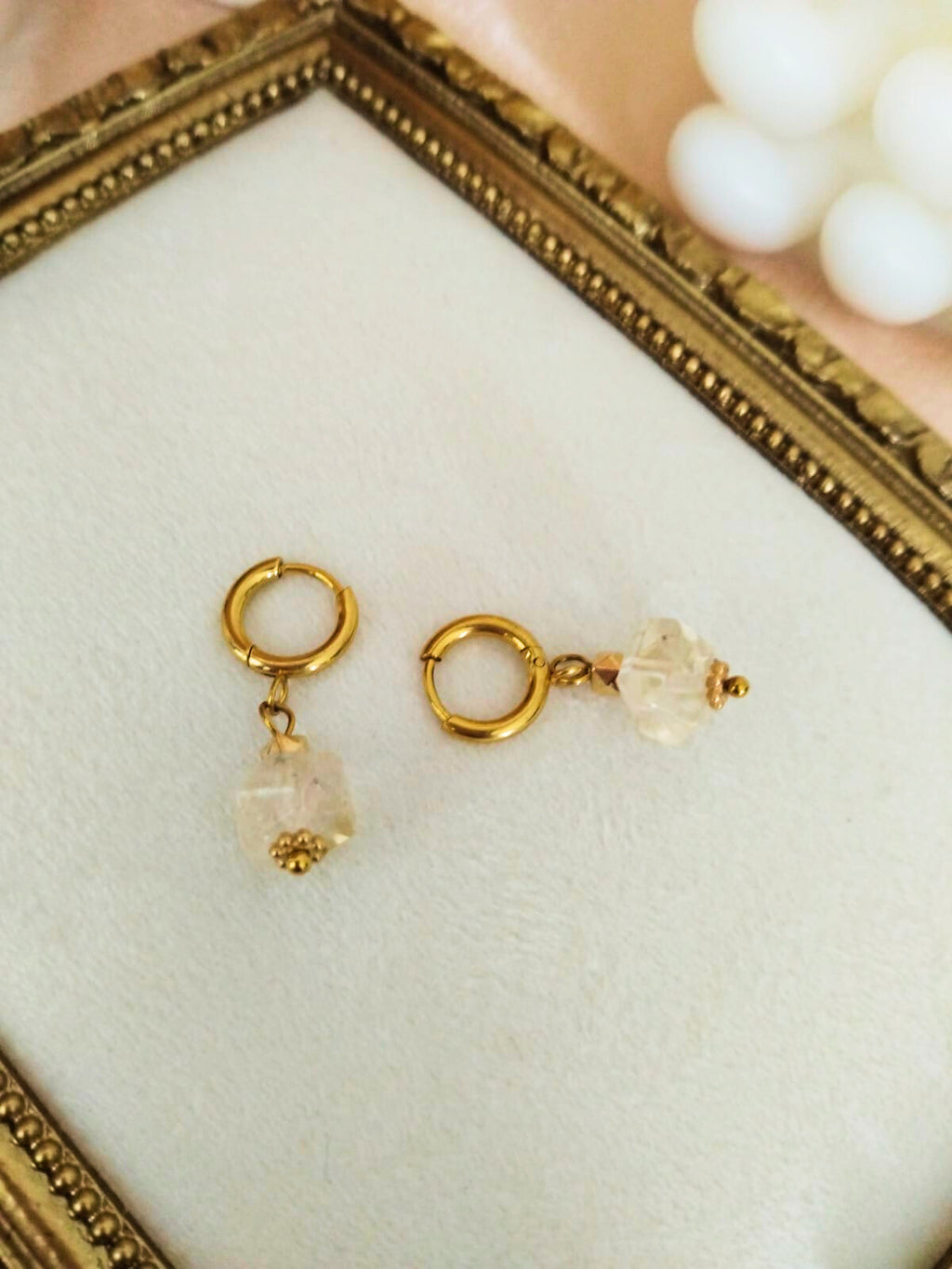 Paire de boucles d’oreilles créoles dorées avec citrine taillée, style solaire - Vatou Soa