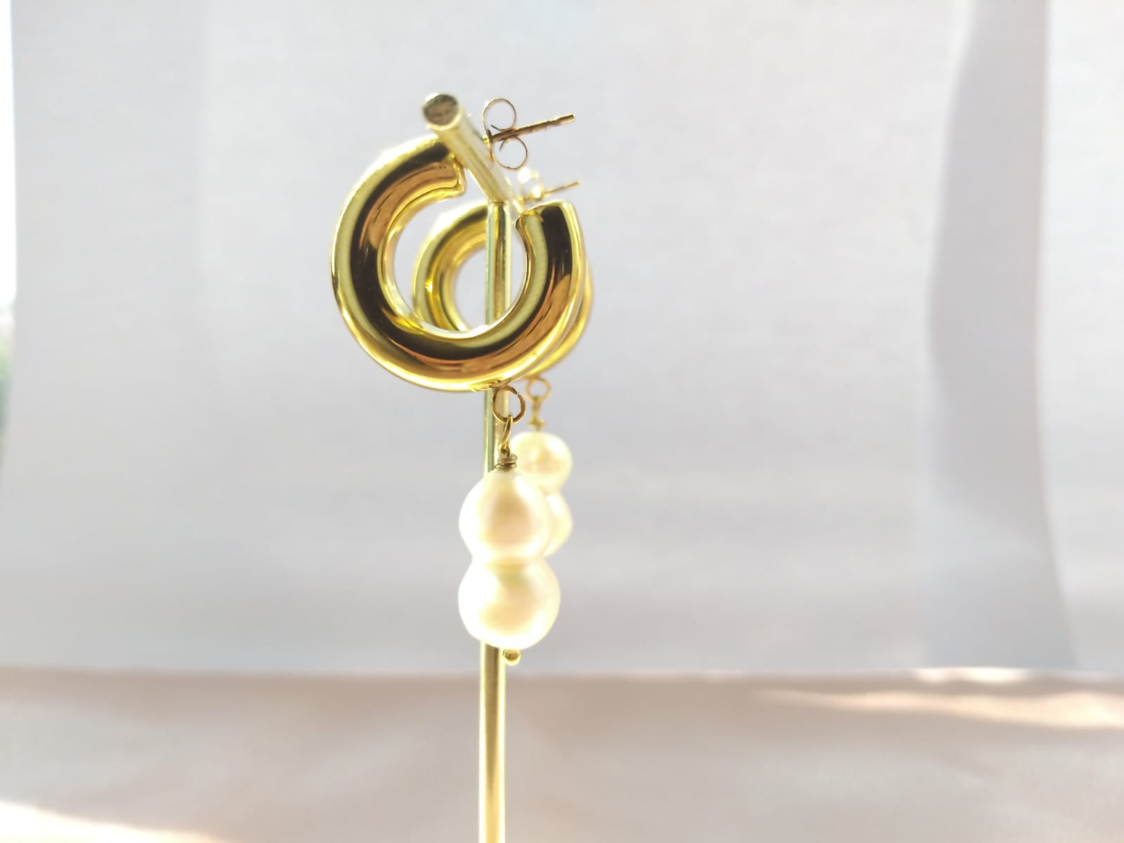 Boucles Perléa – perles de culture suspendues sur créoles dorées