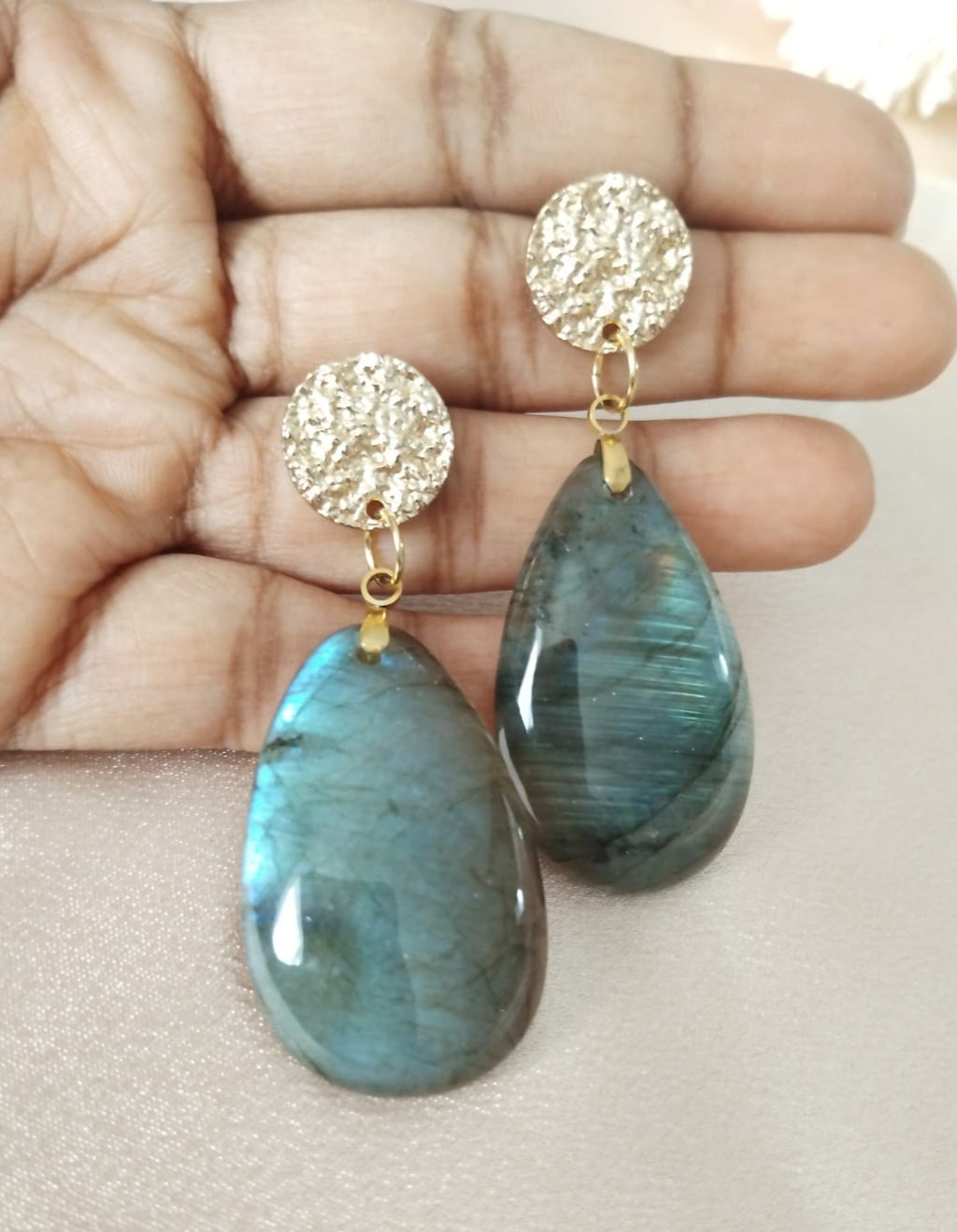 photo pendantes boucles labradorite forme goutte et clous striés femme