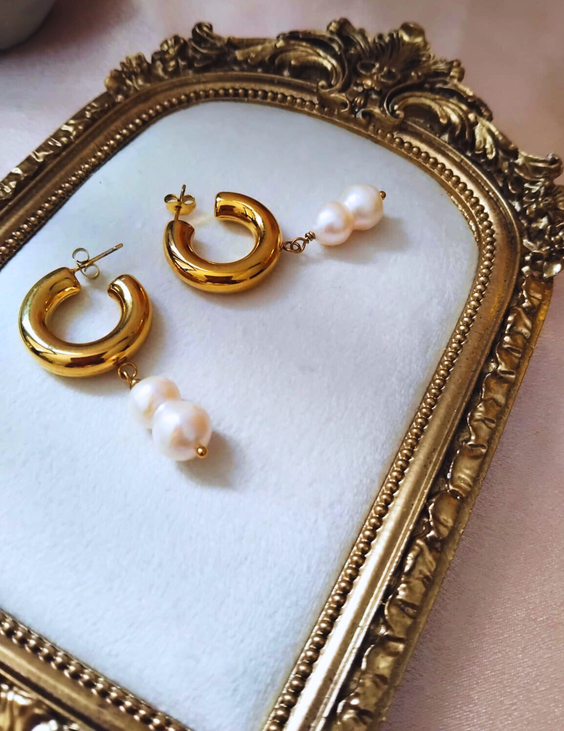 Boucles Perléa – perles de culture suspendues sur créoles dorées