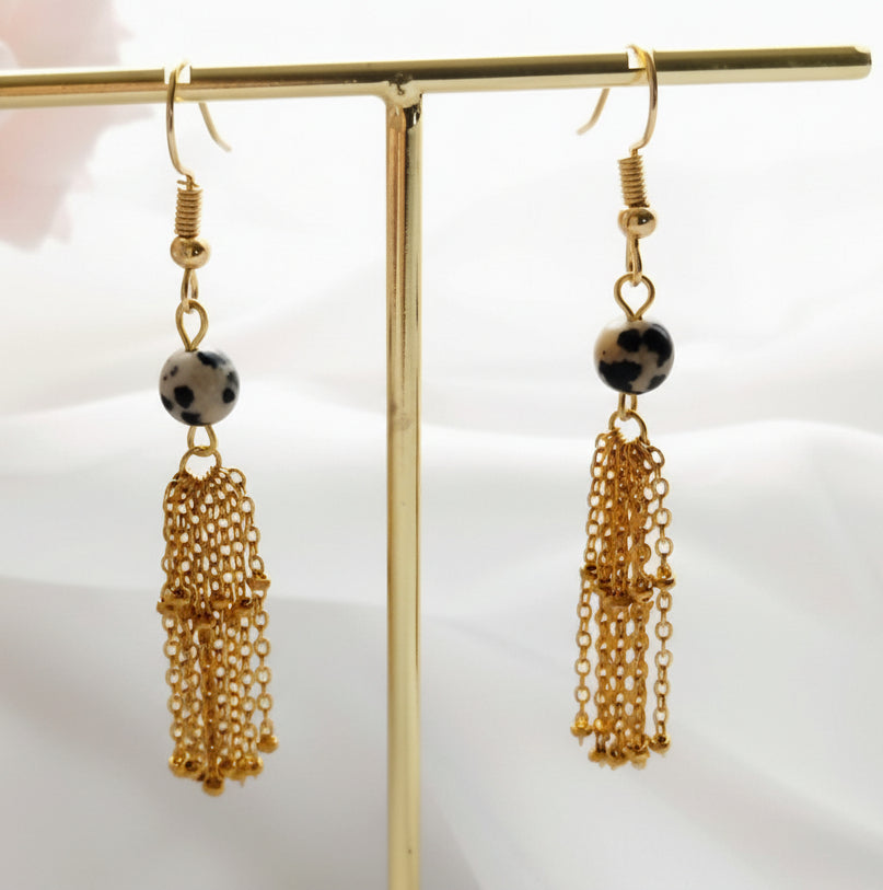 boucles pendantes femme jaspe dalmatien 6mm et pompon chaine à billes en acier inoxydable