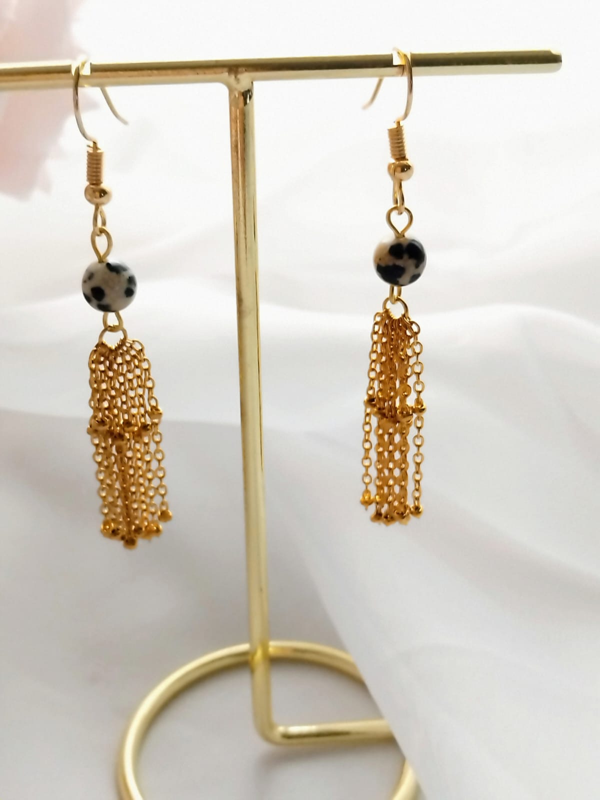 boucles pendantes femme jaspe dalmatien 6mm et pompon chaine à billes en acier inoxydable