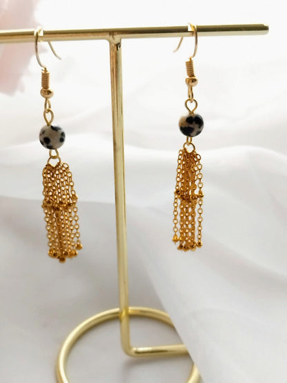 boucles pendantes femme jaspe dalmatien 6mm et pompon chaine à billes en acier inoxydable