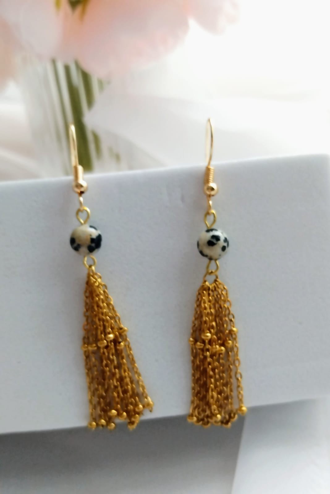 boucles pendantes femme jaspe dalmatien 6mm et pompon chaine à billes en acier inoxydable