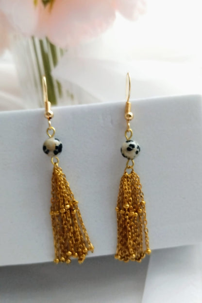 boucles pendantes femme jaspe dalmatien 6mm et pompon chaine à billes en acier inoxydable