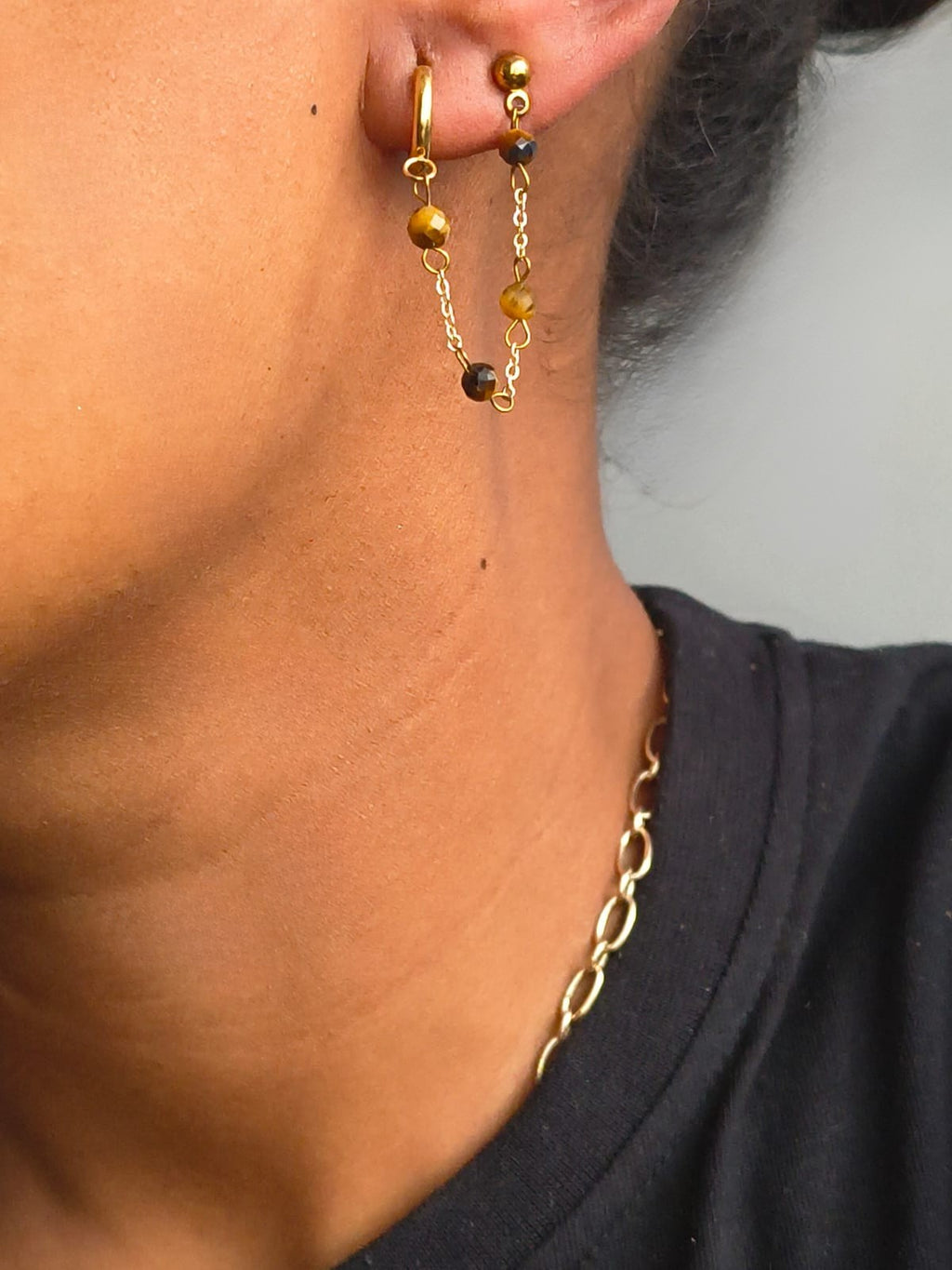 photo portée boucles d'oreilles multi-piercing oeil de tigre femme