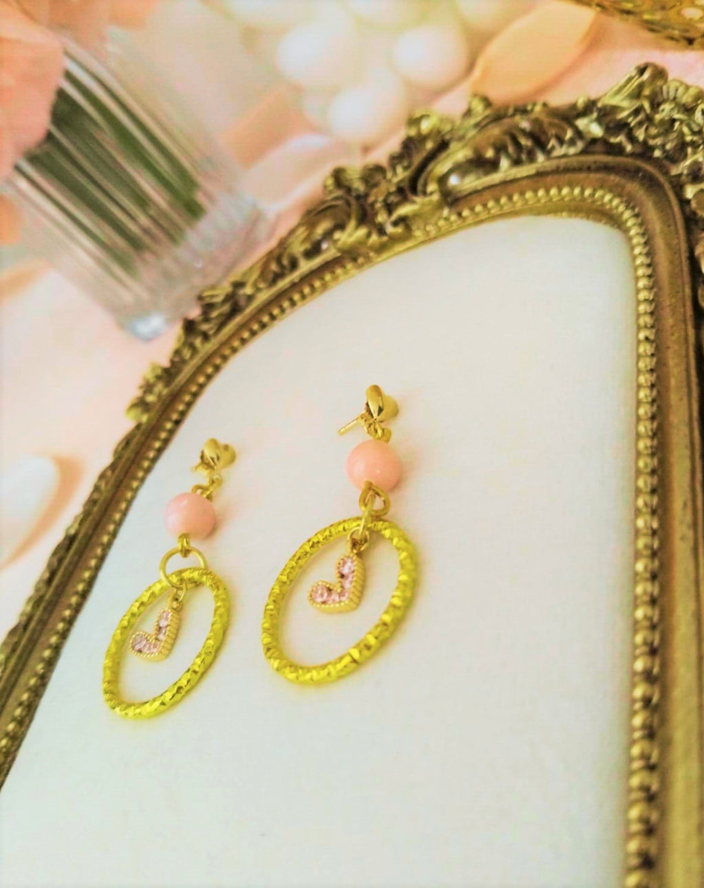Boucles d’oreilles Rosalmé en opale rose naturelle avec cœurs dorés, bijou romantique fait main en France pour femme, style tendre et lumineux.