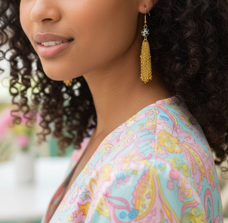 Boucles d’oreilles Ondine – jaspe dalmatien 6 mm et cascades dorées en acier inoxydable - Vatou Soa
