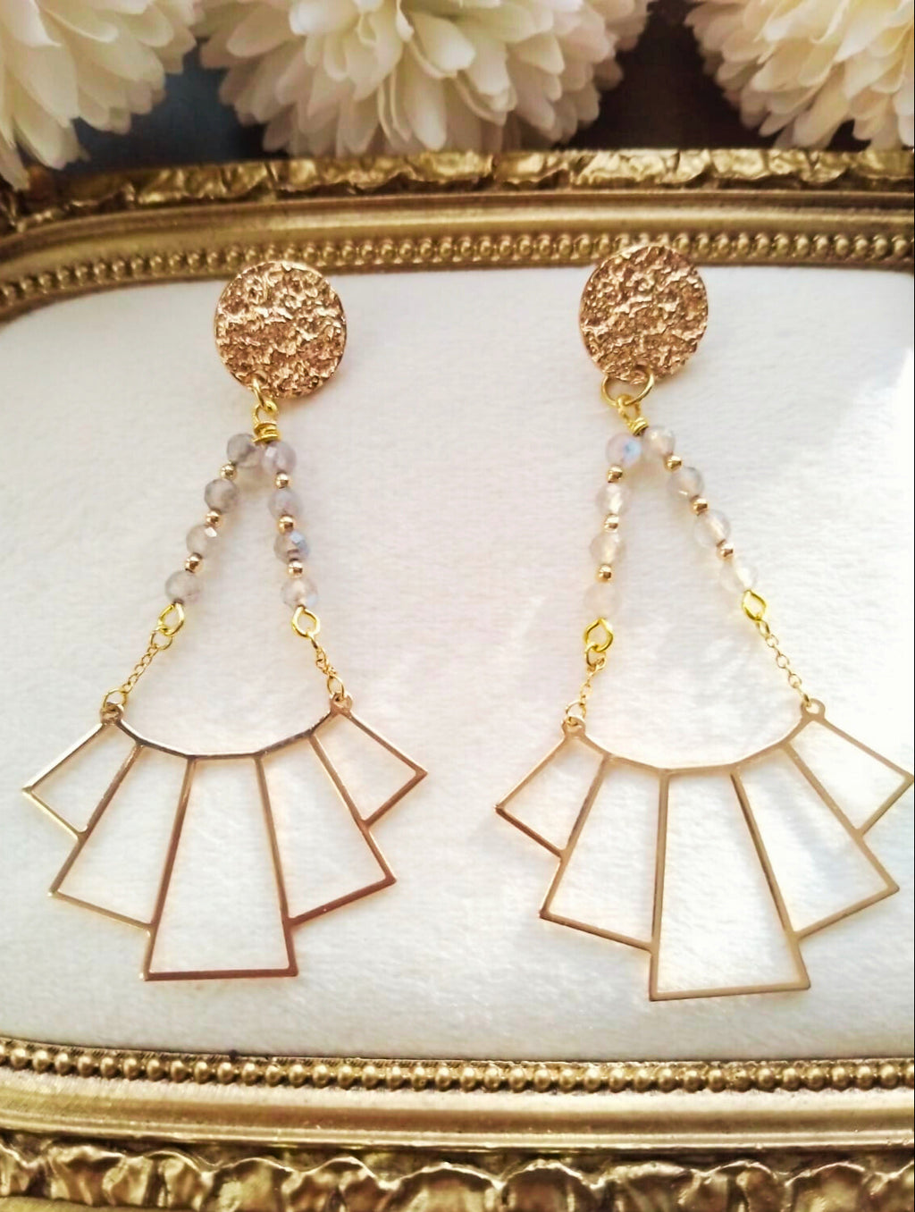 photo boucles pendantes femme avec labradorite