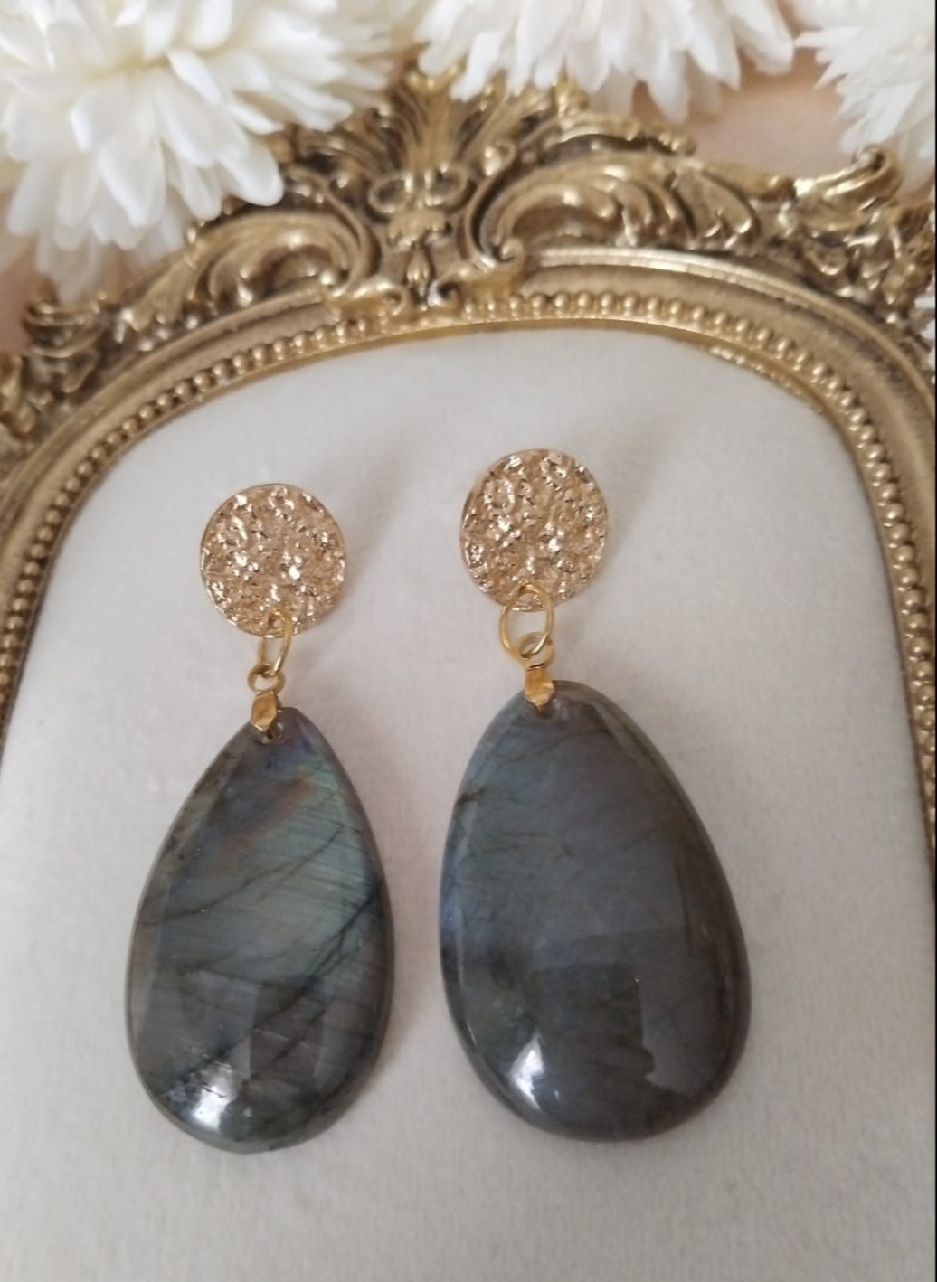 photo pendantes boucles labradorite forme goutte et clous striés femme