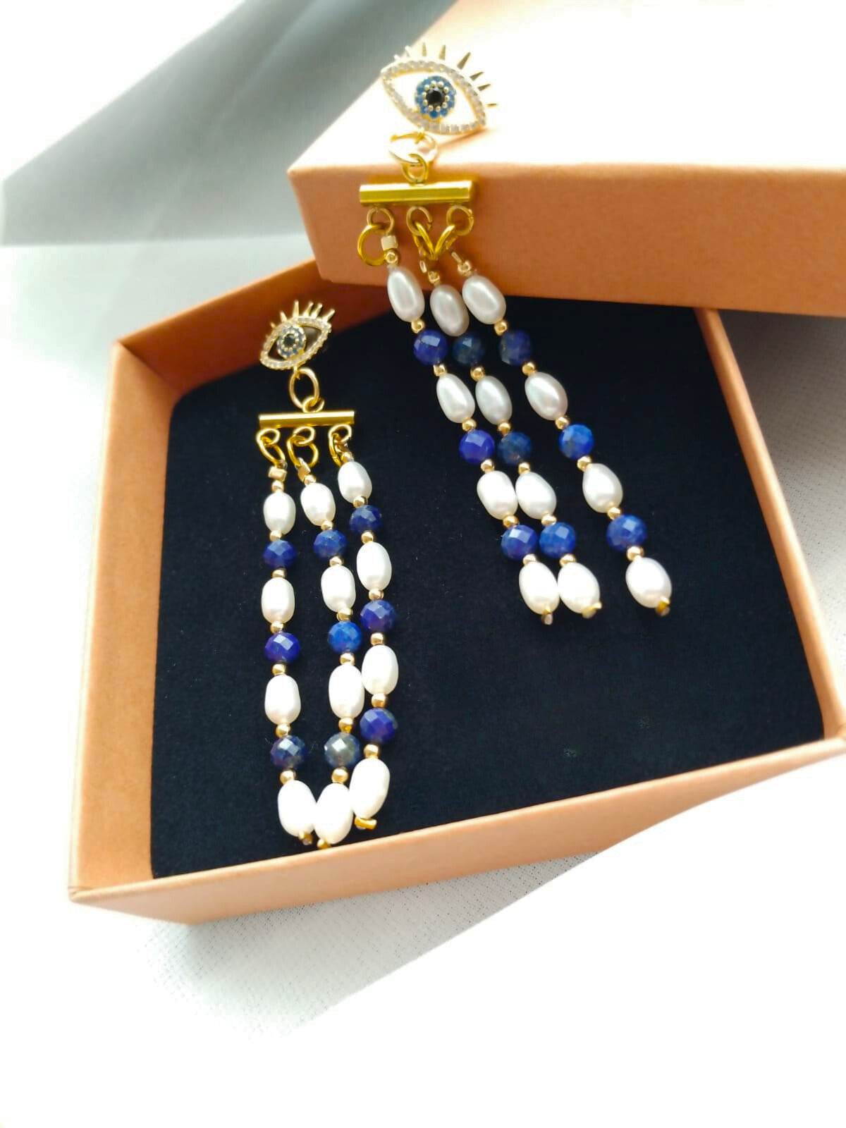boucles pendantes femme lapis lazuli et perles d'eau douce, clou oeil à strass