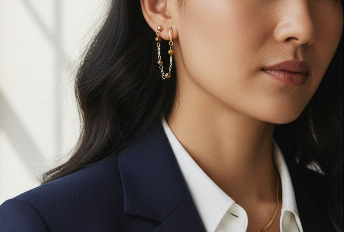 Sillage – Boucle asymétrique œil de tigre dorée fait main - Vatou Soa
