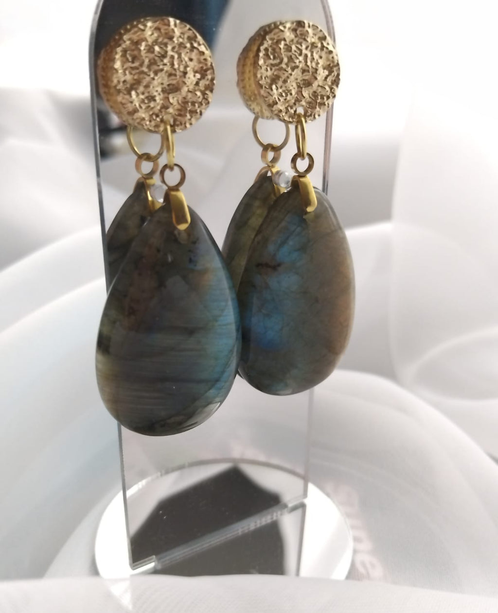 photo pendantes boucles labradorite forme goutte et clous striés femme