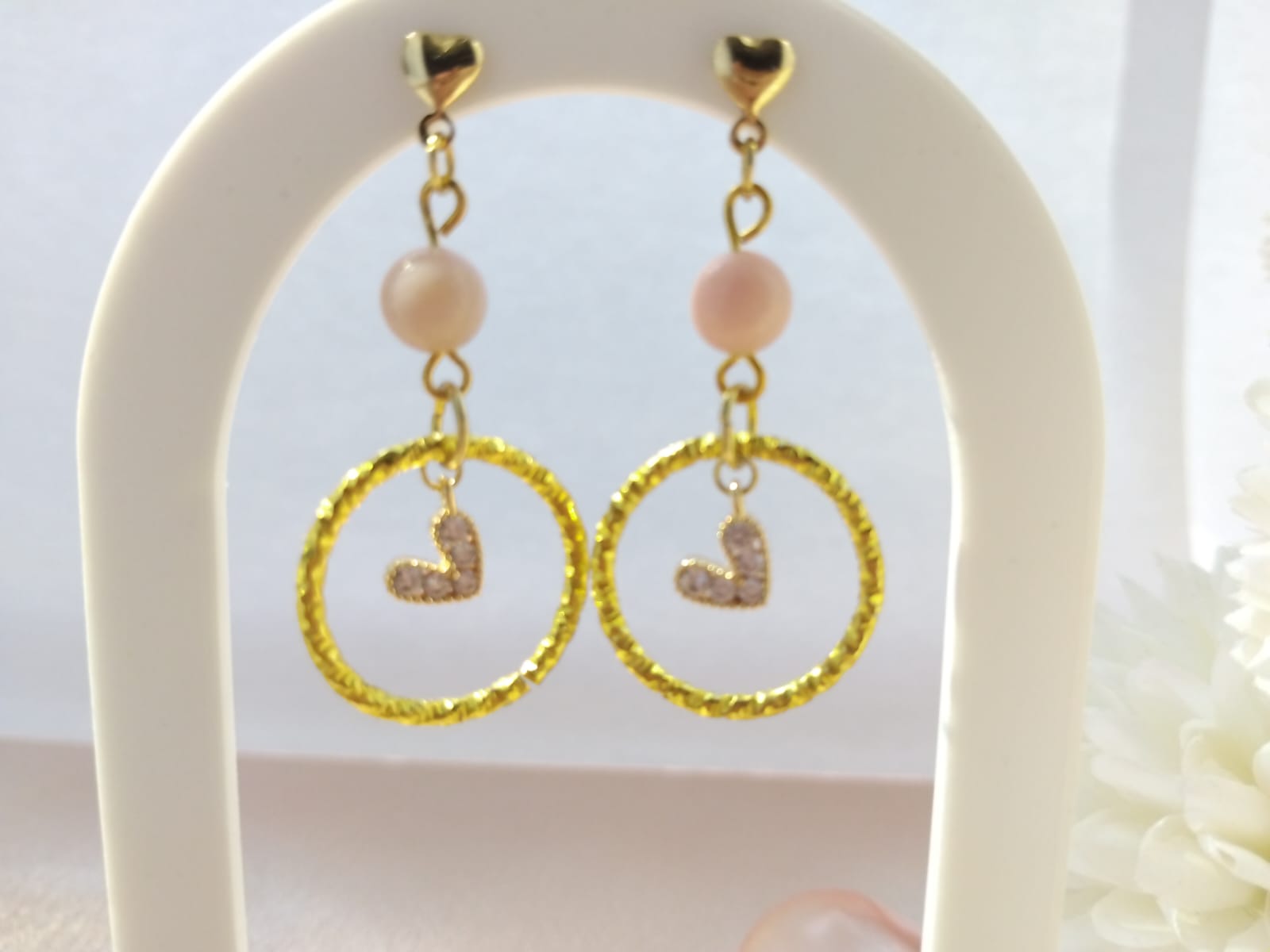 Boucles d’oreilles Rosalmé en opale rose naturelle avec cœurs dorés, bijou romantique fait main en France pour femme, style tendre et lumineux.