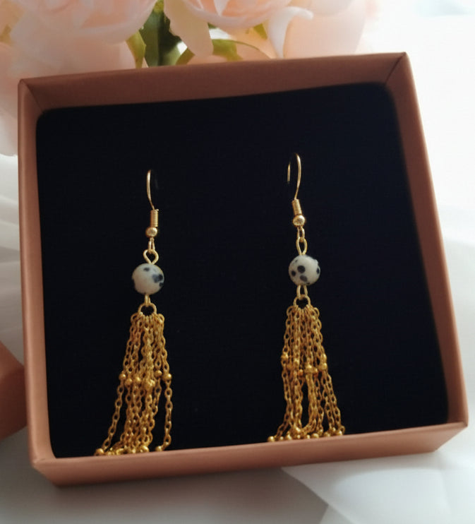 boucles pendantes femme jaspe dalmatien 6mm et pompon chaine à billes en acier inoxydable