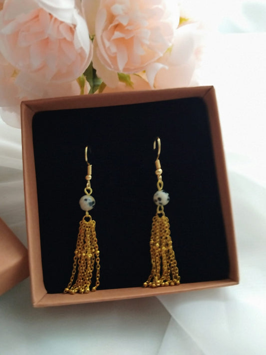 boucles pendantes femme jaspe dalmatien 6mm et pompon chaine à billes en acier inoxydable