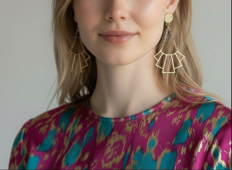 Boucles pendantes en labradorite facettée – chaîne fine et éventail élégant - Olyne - Vatou Soa