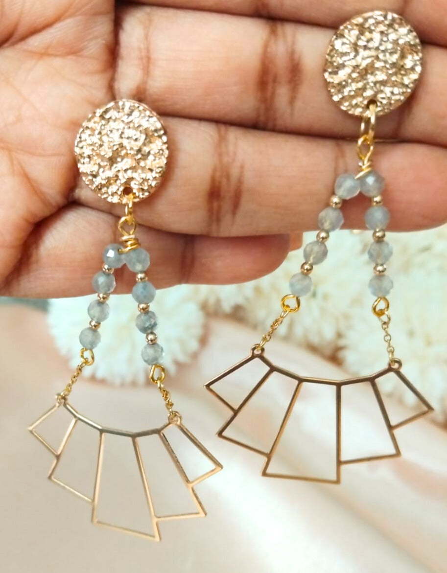 photo boucles pendantes femme avec labradorite