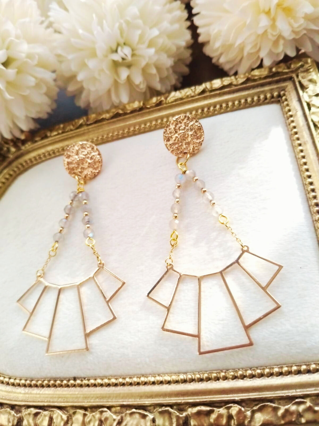 photo boucles pendantes femme avec labradorite