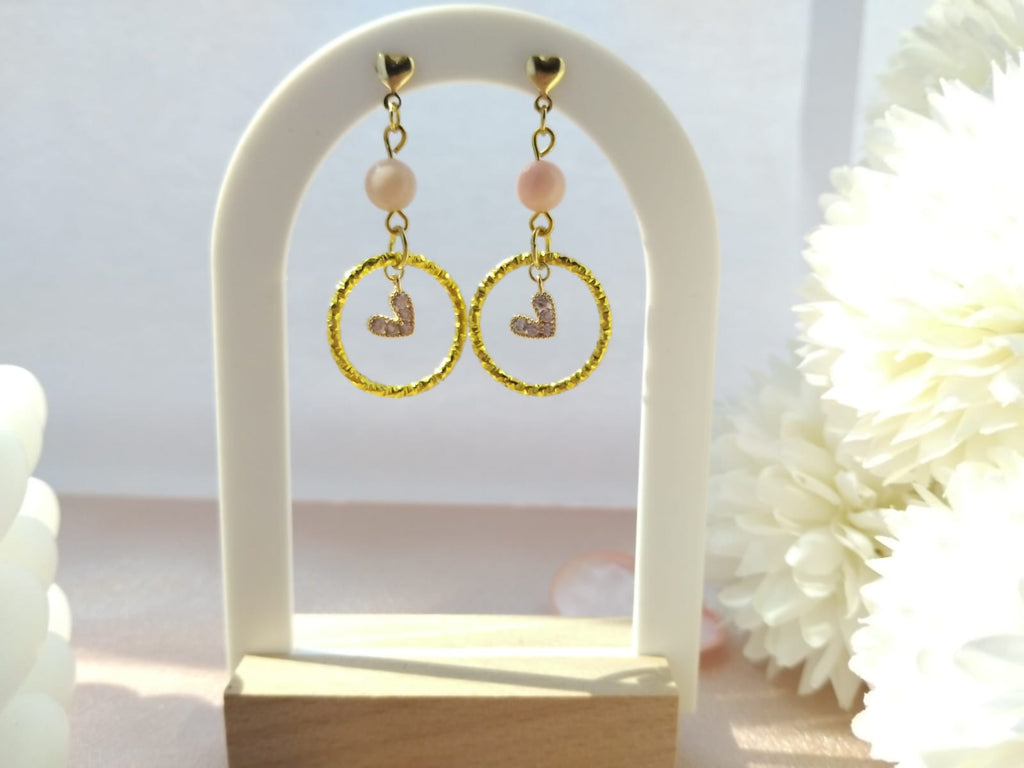 Boucles d’oreilles Rosalmé en opale rose naturelle avec cœurs dorés, bijou romantique fait main en France pour femme, style tendre et lumineux.