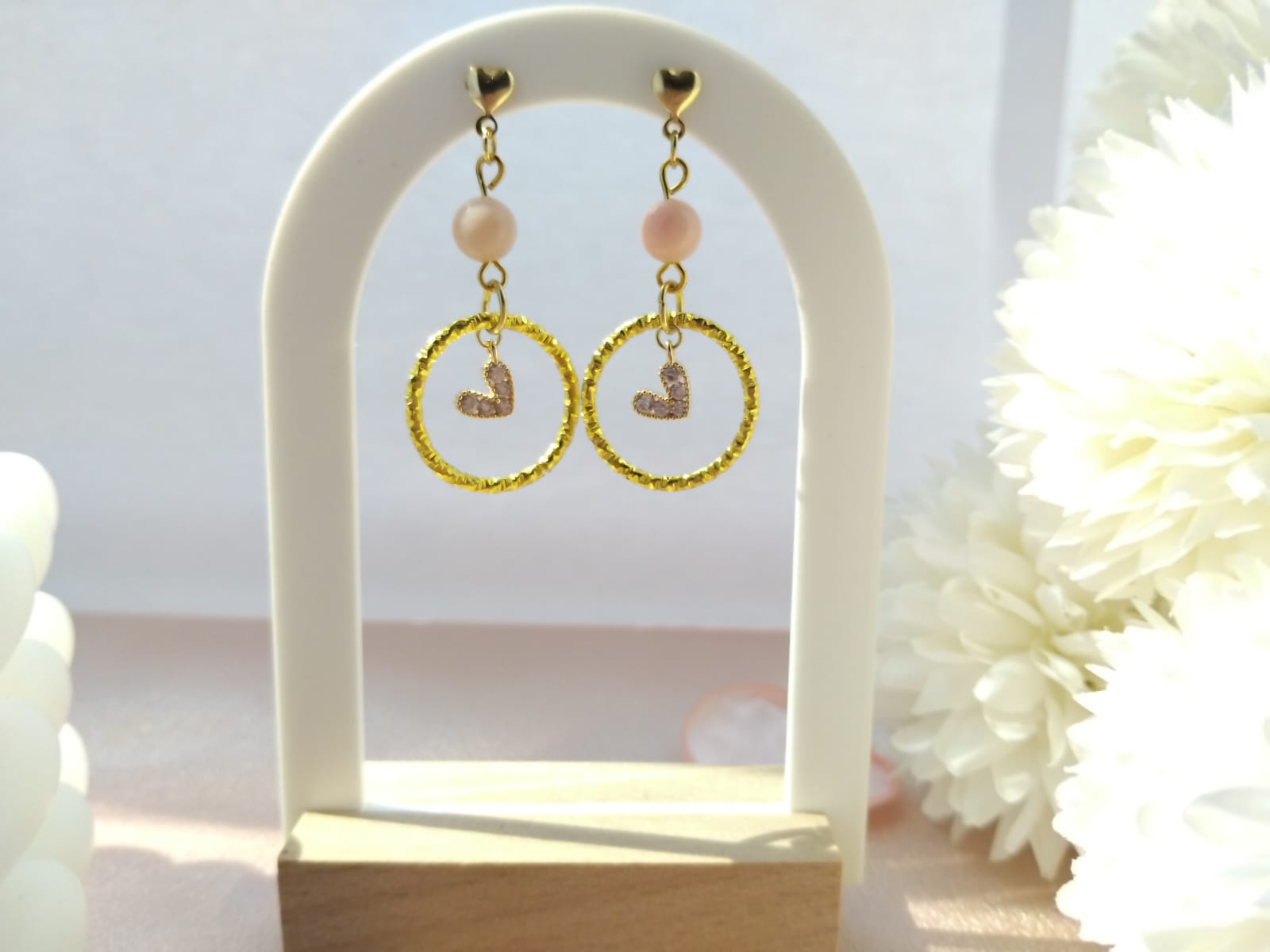 Boucles d’oreilles Rosalmé en opale rose naturelle avec cœurs dorés, bijou romantique fait main en France pour femme, style tendre et lumineux.