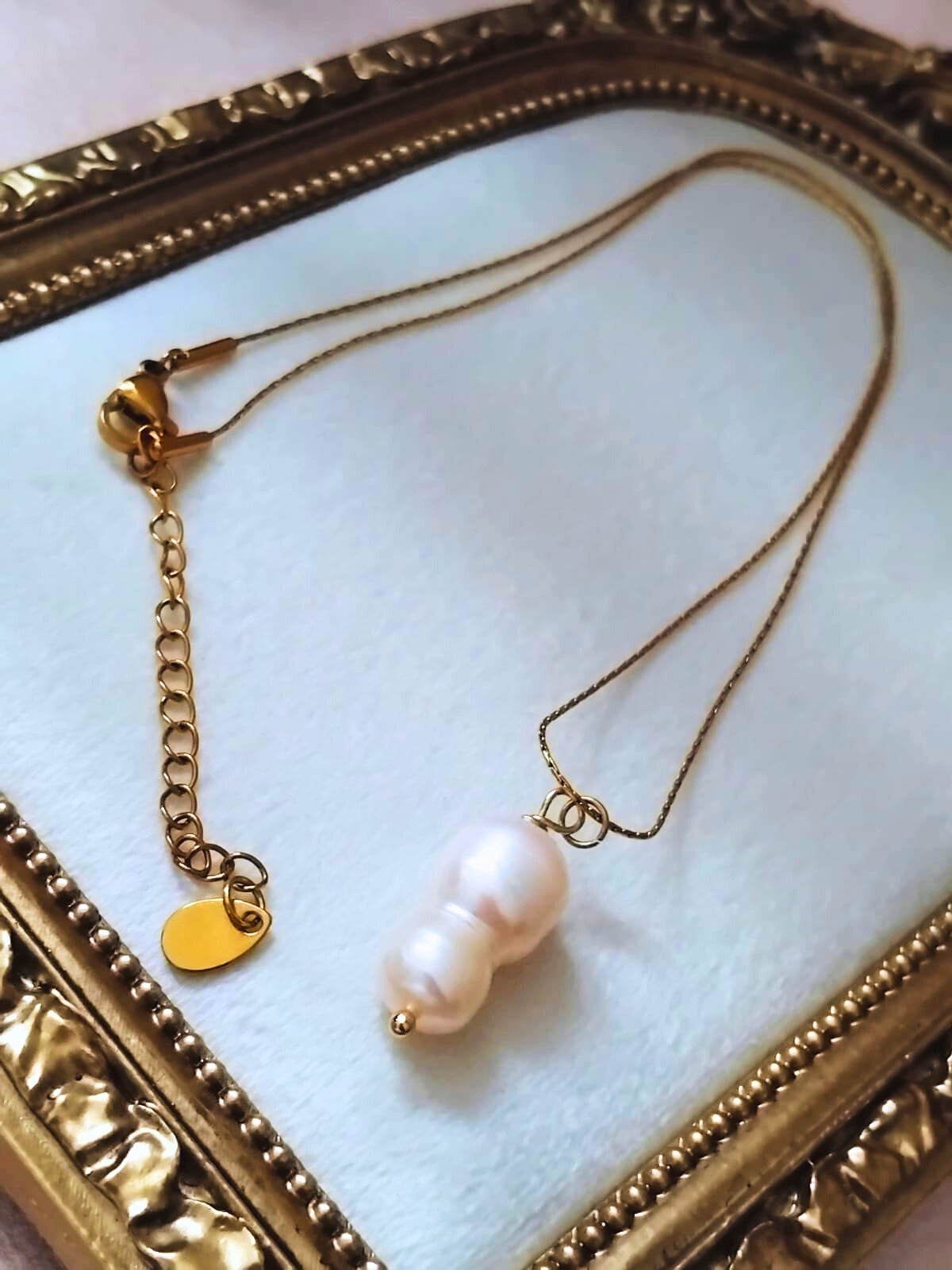 Collier doré perle de culture véritable – création artisanale Vatou Soa

