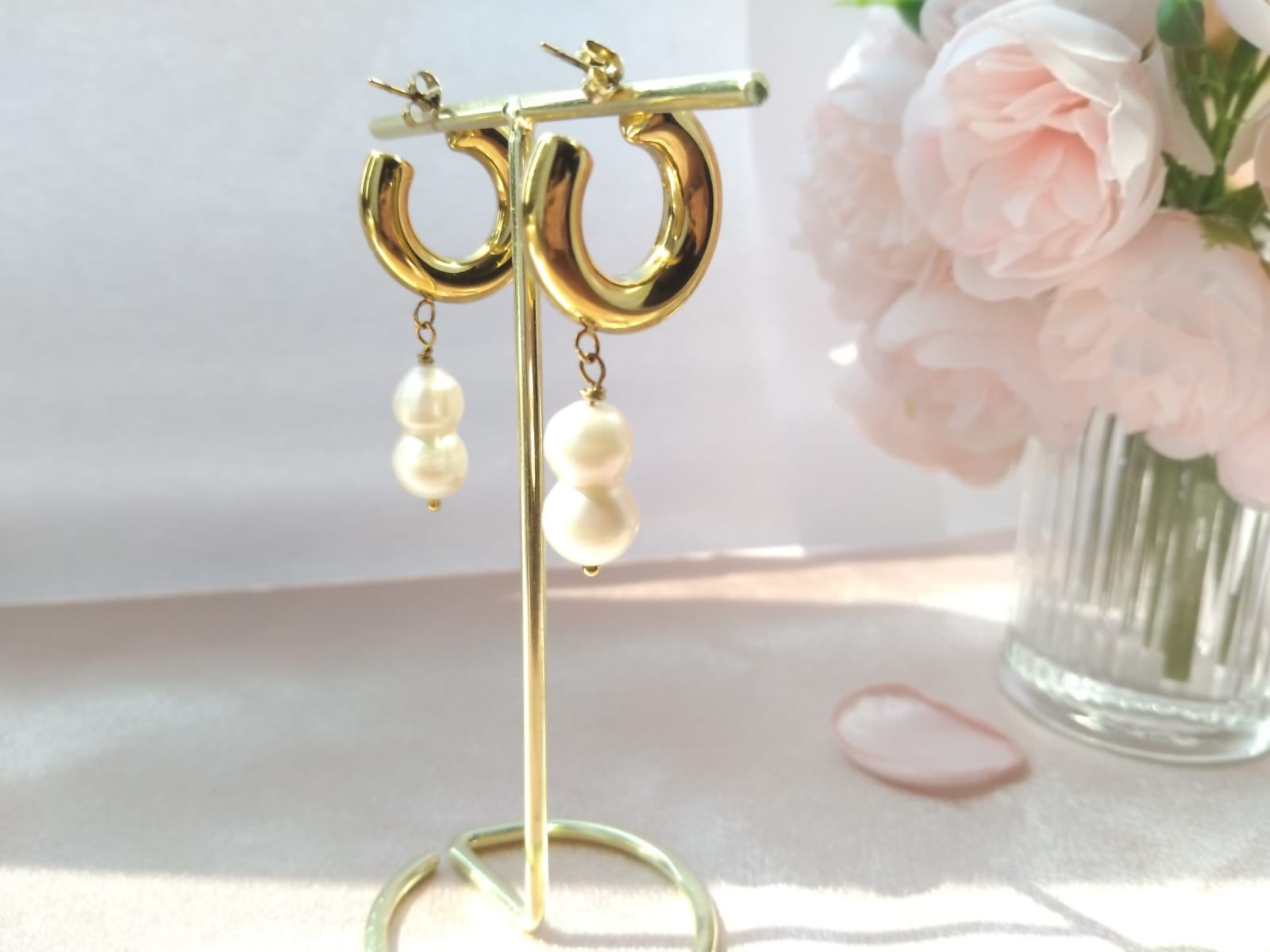 Boucles Perléa – perles de culture suspendues sur créoles dorées