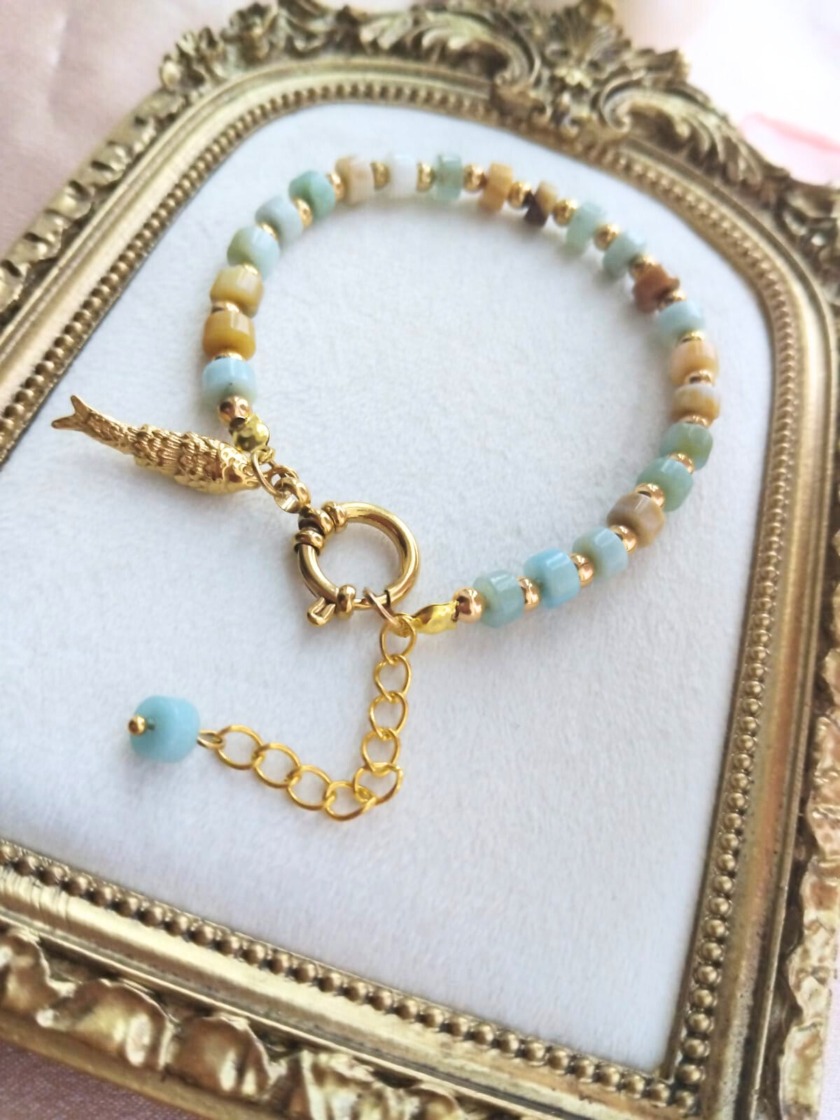 photo bracelet amazonite forme heishi et jaspe rouge fermoir boué et charm poisson