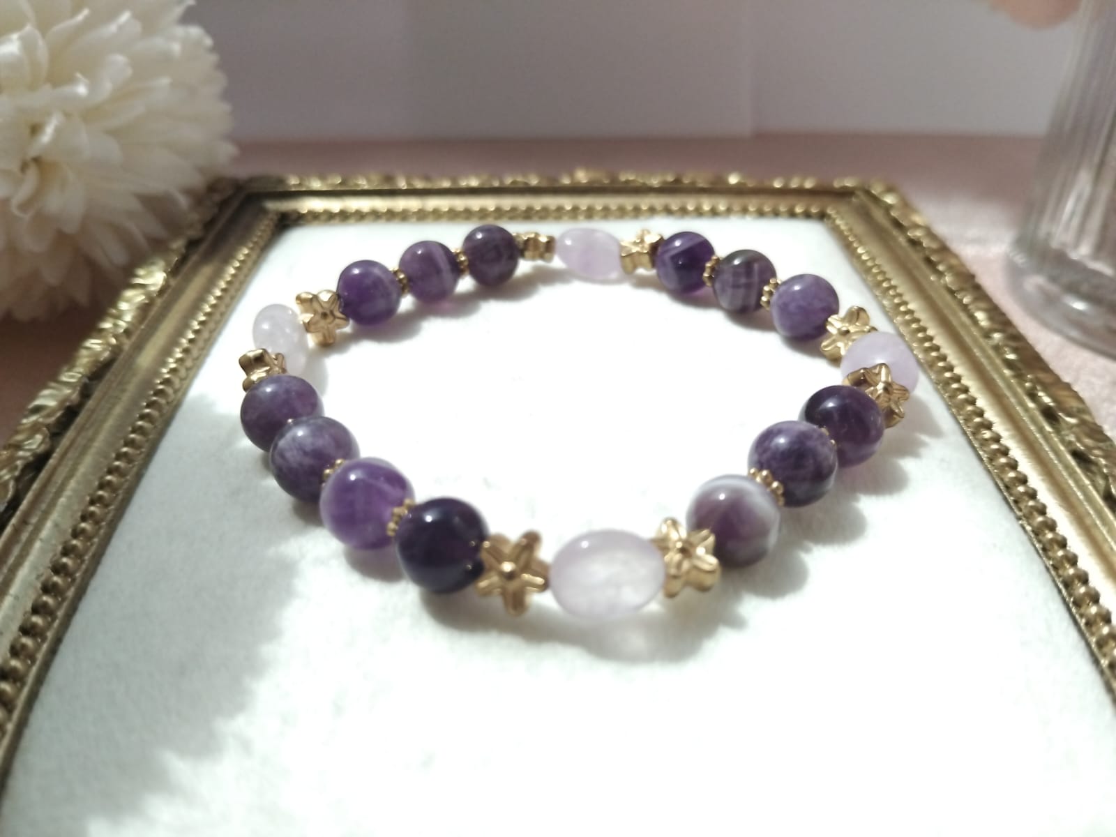 photo bracelet en amethyste rubanée 8mm et amethyste galet 8x10mm et intercalaire fleur