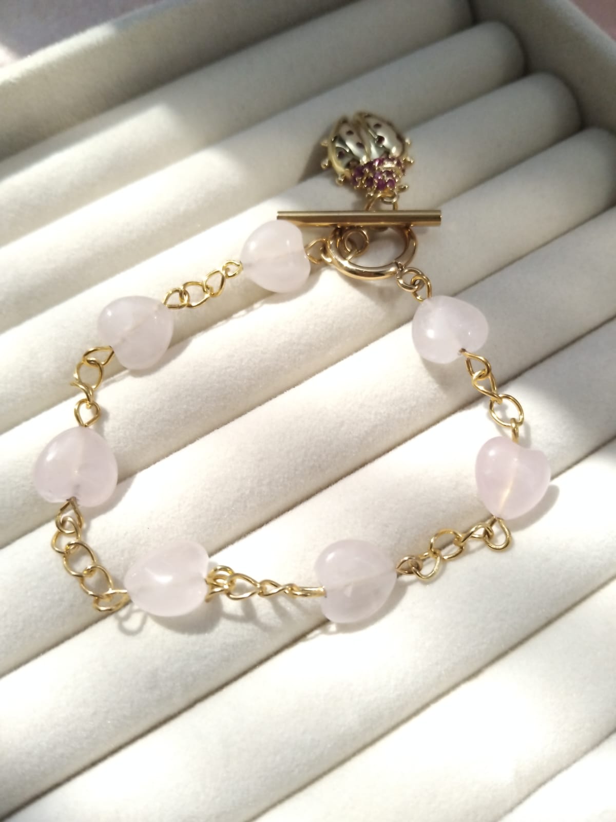 bracelet chaine acier inoxydadble quartz rose forme coeur 10mm avec charm coccinelle et fermoir T