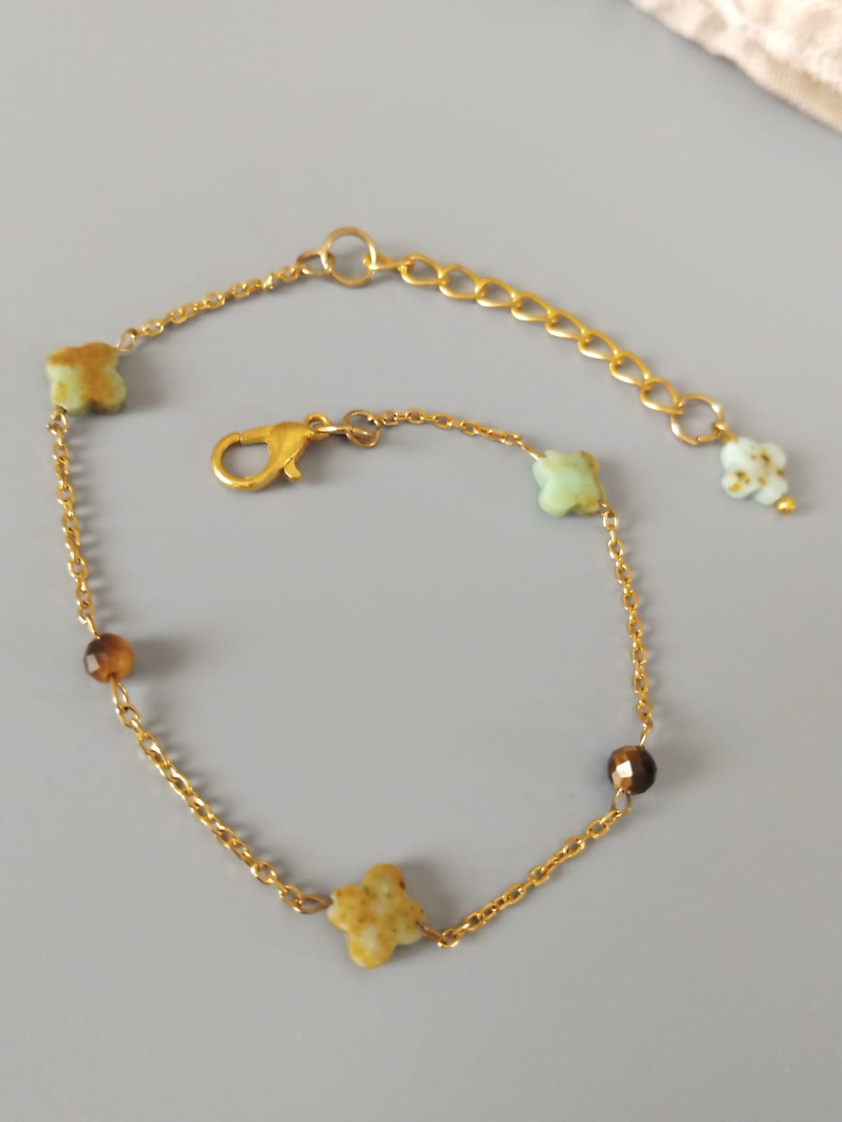 photo bracelet femme chrysoprase forme trefle et oeil de tigre facettée 4mm sur chaine 