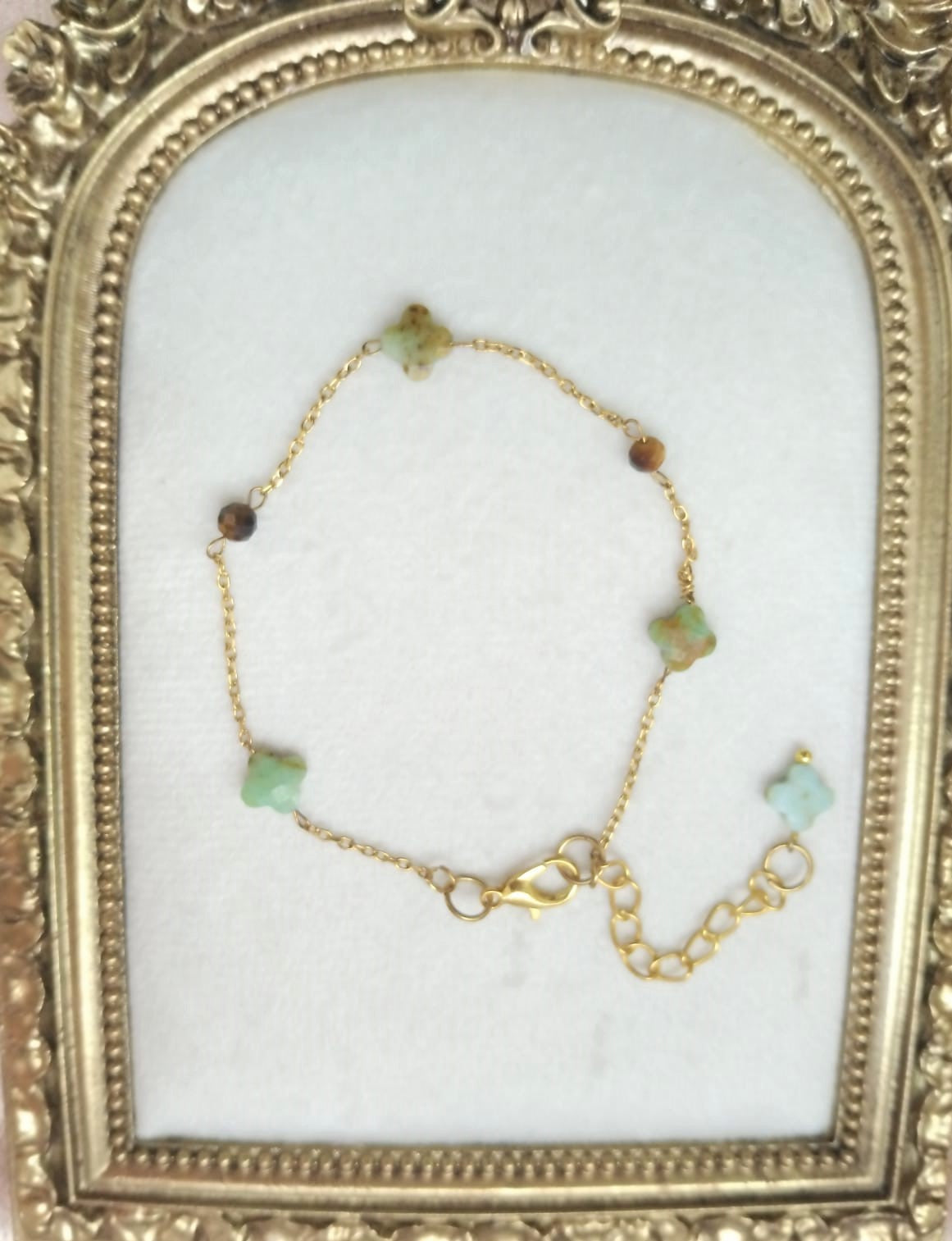 photo bracelet femme chryoprase forme trefle et oeil de tigre facettée 4mm sur chaine 