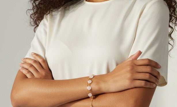 Bracelet Fitia – Quartz rose cœur, chaîne dorée et pendentifs cœur strass - Vatou Soa