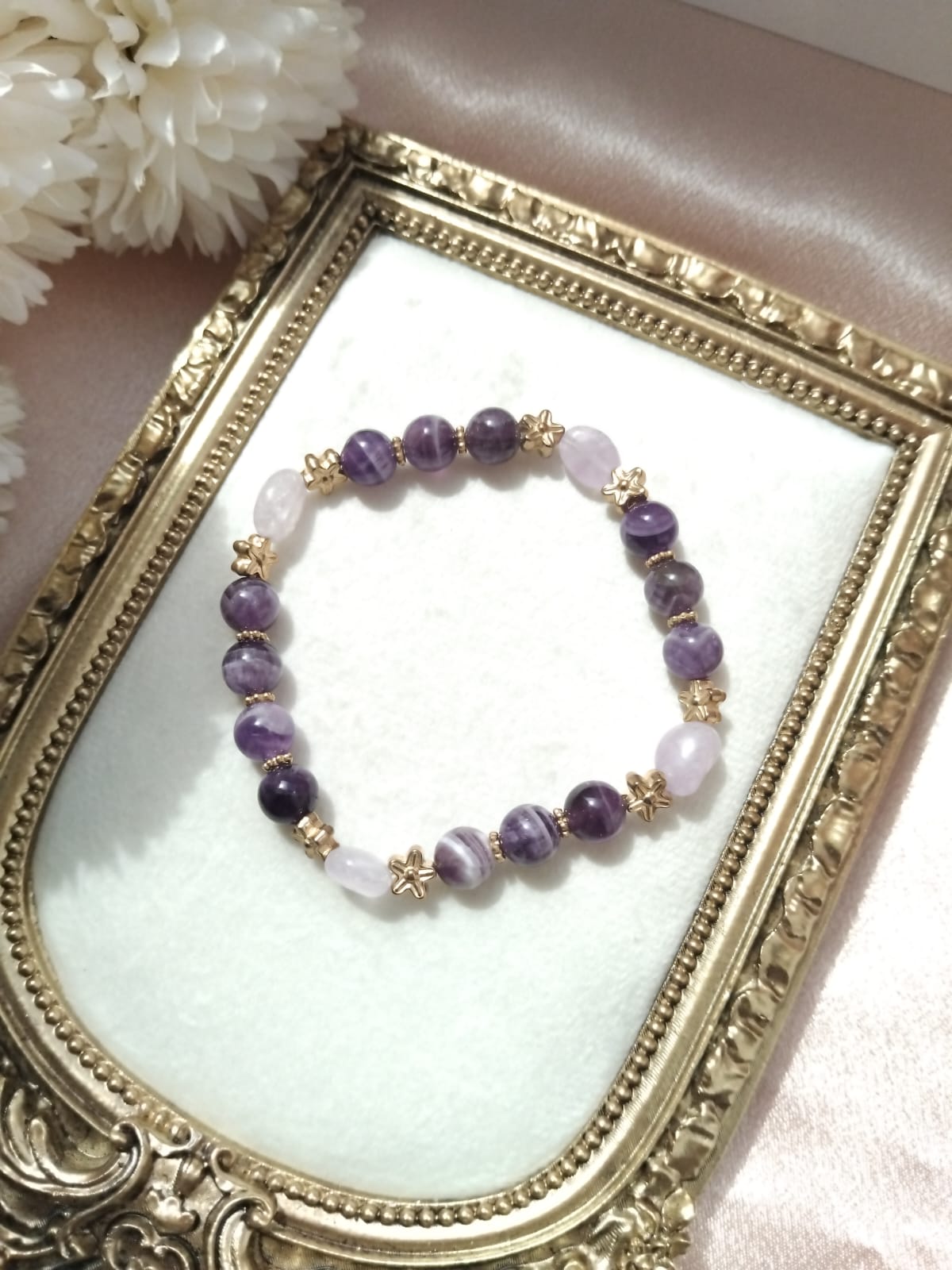 photo bracelet en amethyste rubanée 8mm et amethyste galet 8x10mm et intercalaire fleur