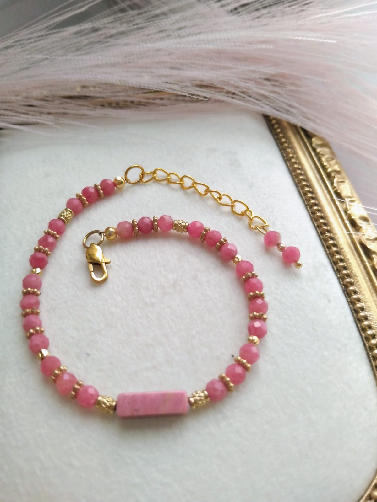 photo bracelet rhodonite femme - rhodonite facetté 4mm et rhodonite tube fermoir mousqueton chaine rallonge 5cm et intercalaires dorées