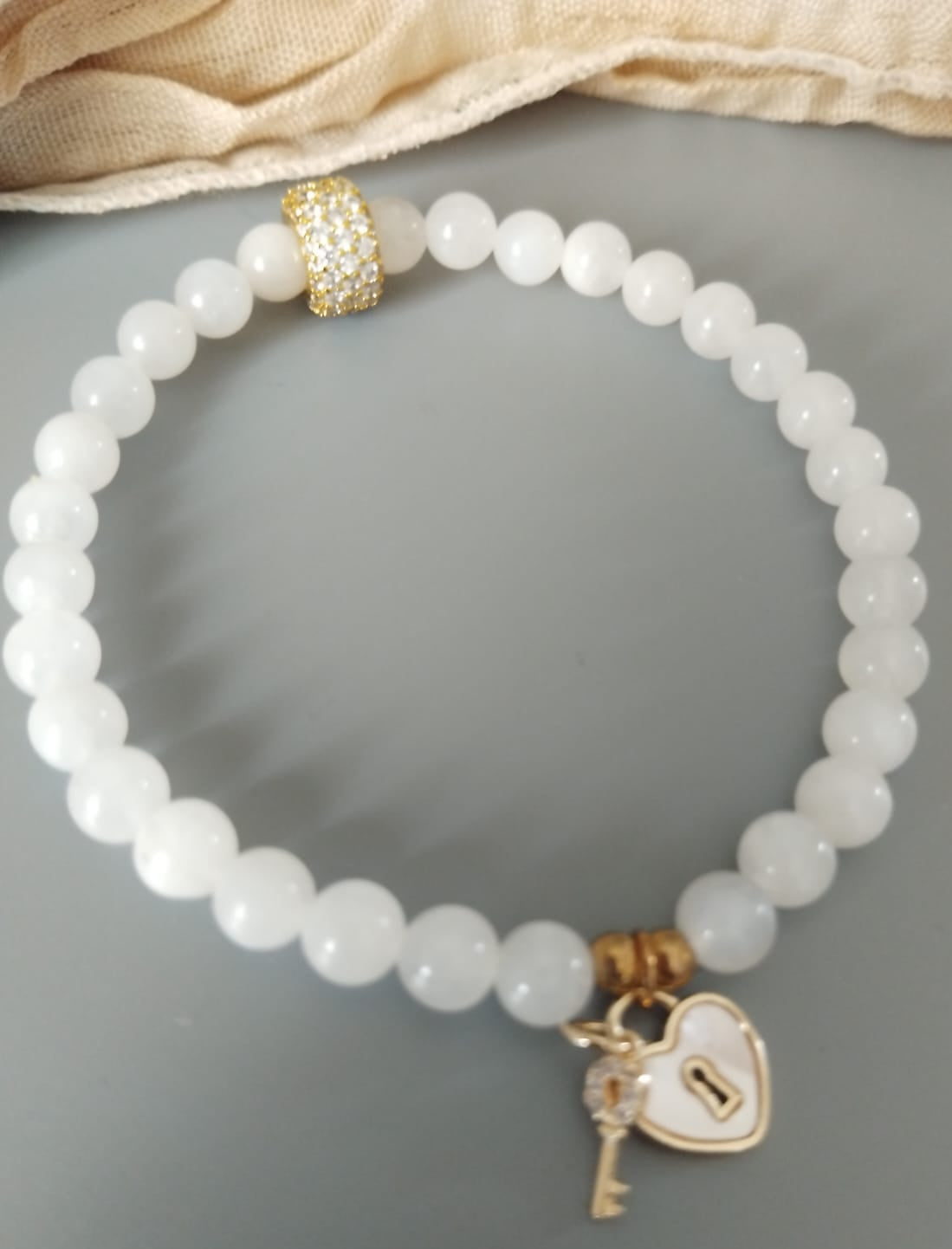 photo bracelet pierre de lune 6mm et charm clé cadenas coeur