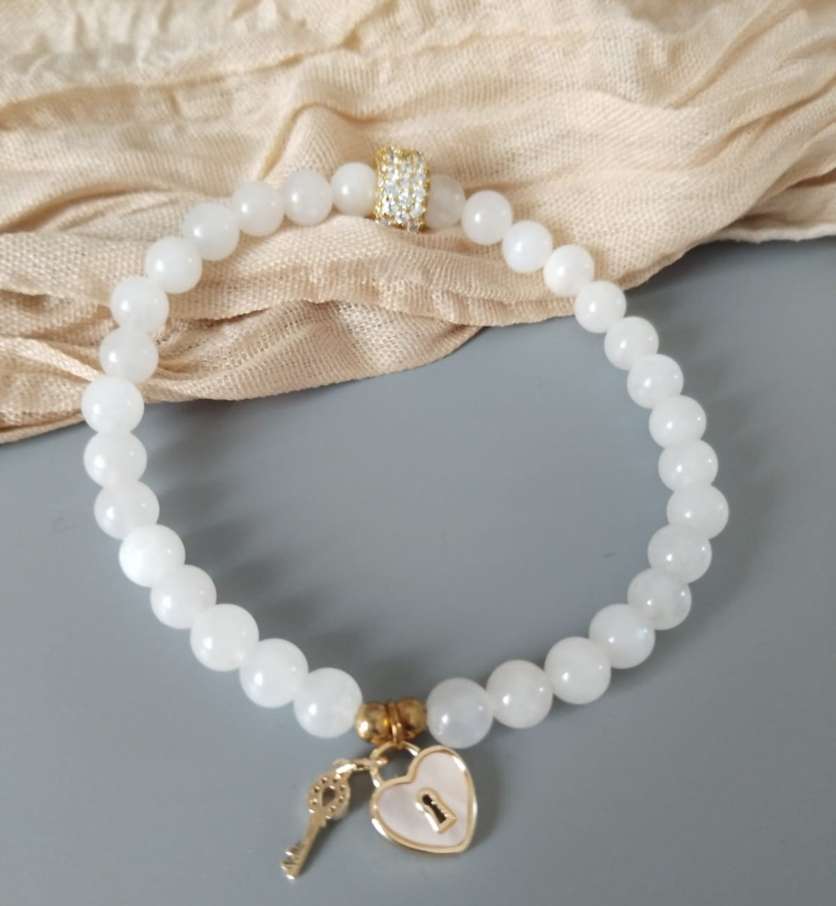 photo bracelet pierre de lune 6mm et charm clé cadenas coeur