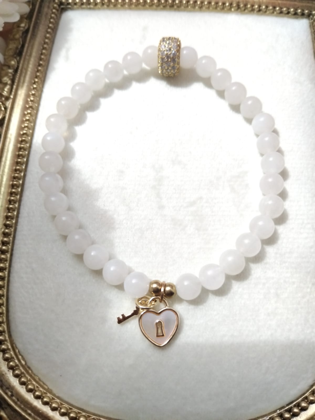 photo bracelet pierre de lune 6mm et charm clé cadenas coeur