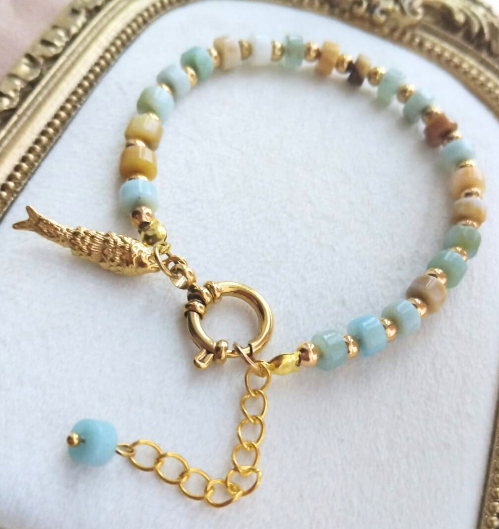 photo bracelet amazonite forme heishi et jaspe rouge fermoir boué et charm poisson