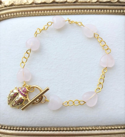 bracelet chaine acier inoxydadble quartz rose forme coeur 10mm avec charm coccinelle et fermoir T