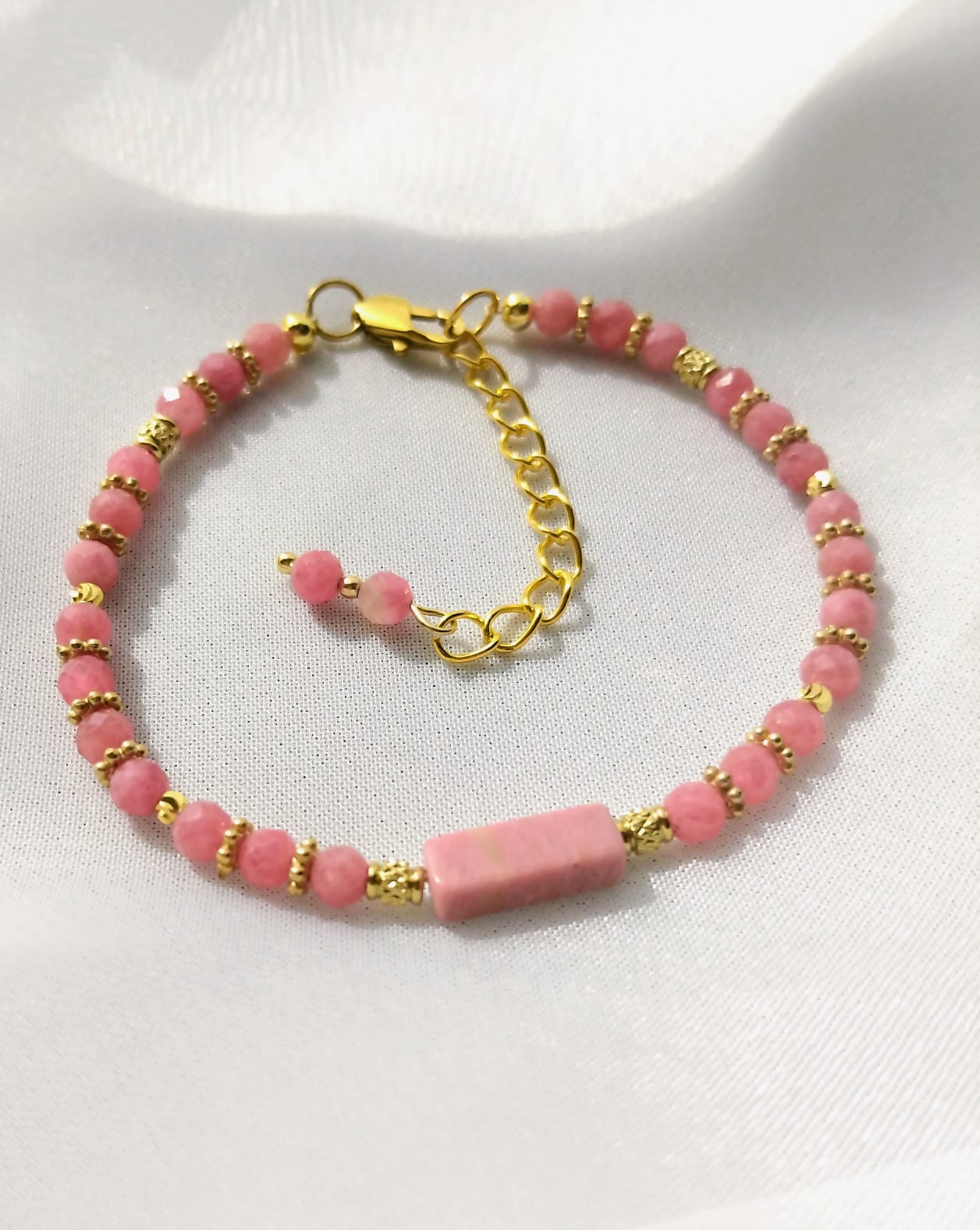 photo bracelet rhodonite femme - rhodonite facetté 4mm et rhodonite tube fermoir mousqueton chaine rallonge 5cm et intercalaires dorées