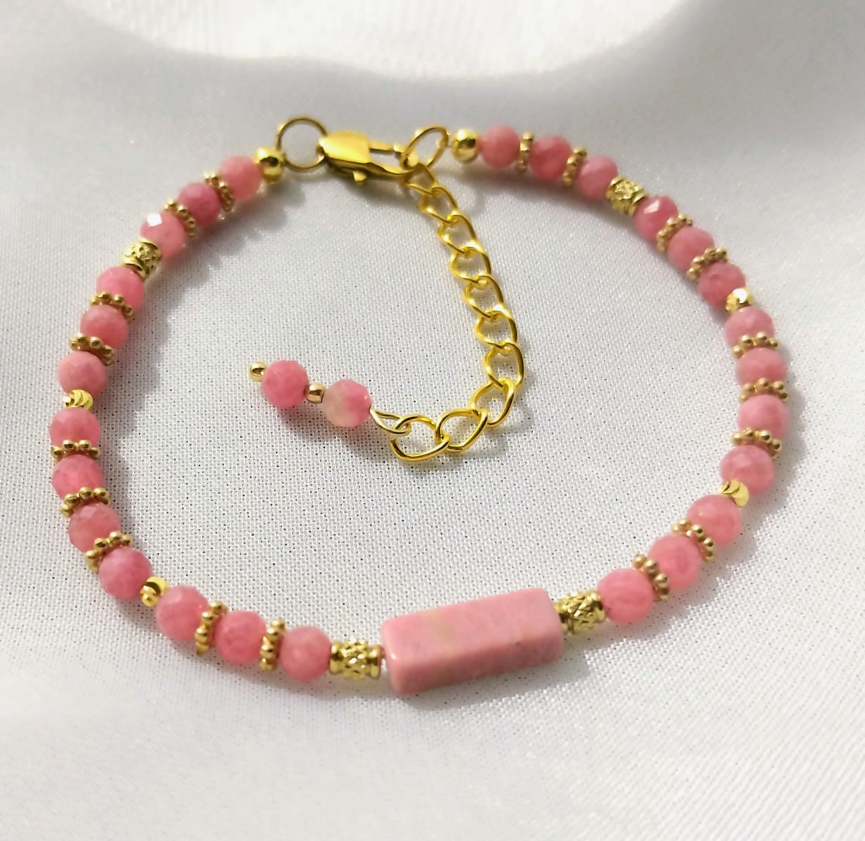 photo bracelet rhodonite femme - rhodonite facetté 4mm et rhodonite tube fermoir mousqueton chaine rallonge 5cm et intercalaires dorées