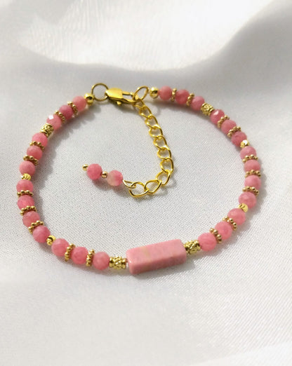 photo bracelet rhodonite femme - rhodonite facetté 4mm et rhodonite tube fermoir mousqueton chaine rallonge 5cm et intercalaires dorées
