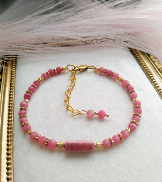 photo bracelet rhodonite femme - rhodonite facetté 4mm et rhodonite tube fermoir mousqueton chaine rallonge 5cm et intercalaires dorées