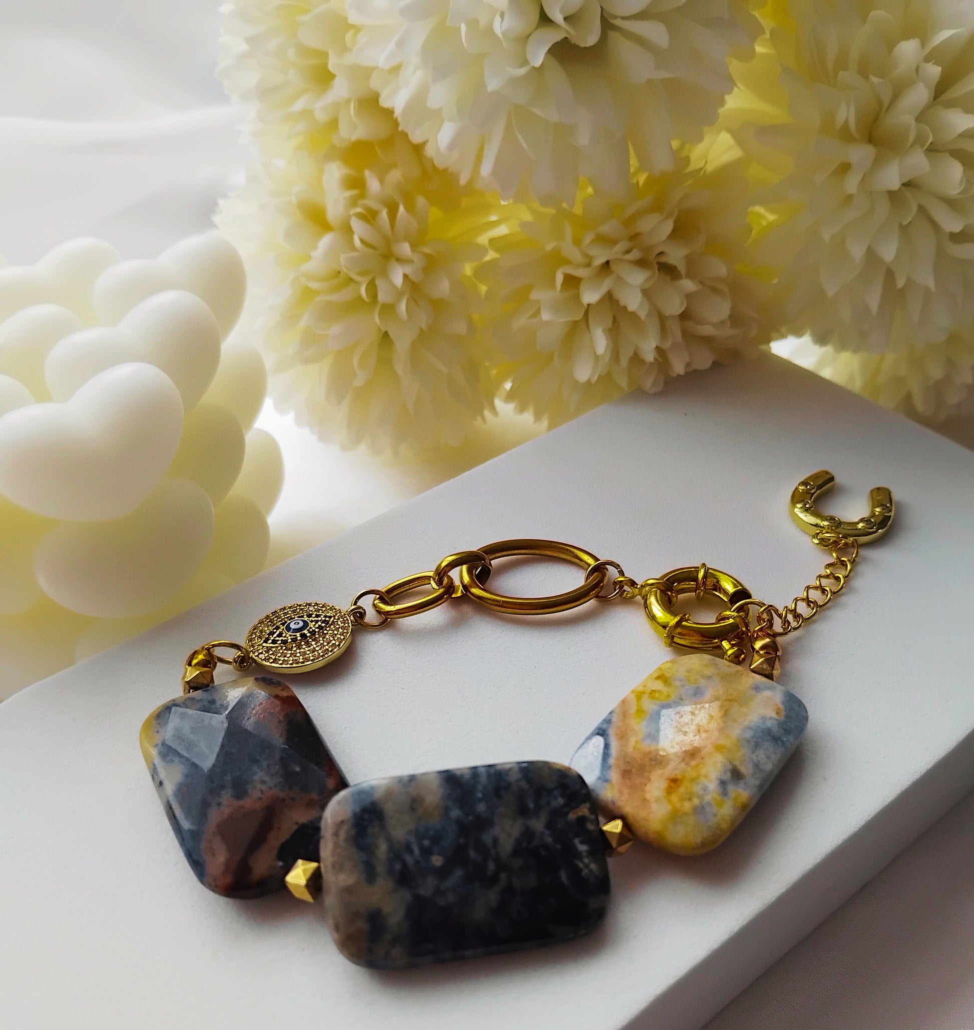 Bracelet Toky en sodalite facettée avec symboles dorés